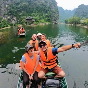 Du khách quốc tế thích thú với trải nghiệm ngồi đò tham quan di sản Tràng An