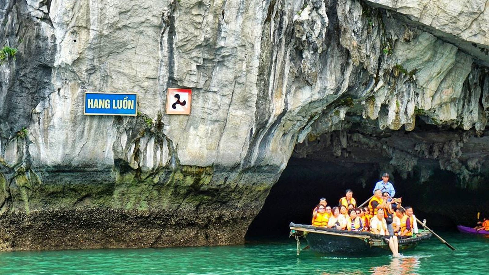Đi thuyền nan tham quan Hang luồn