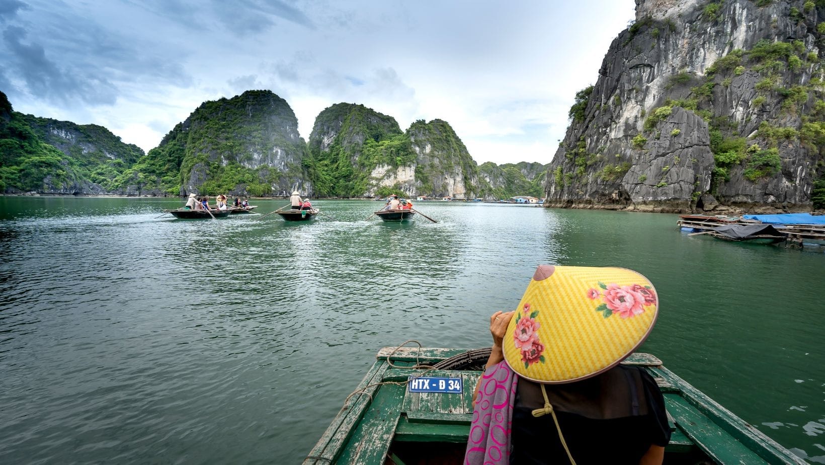 Chèo thuyền tham quan Vịnh Hạ Long
