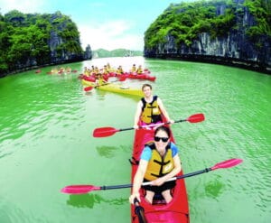 Giá vé tàu tham quan Vịnh Hạ Long mới nhất 2025