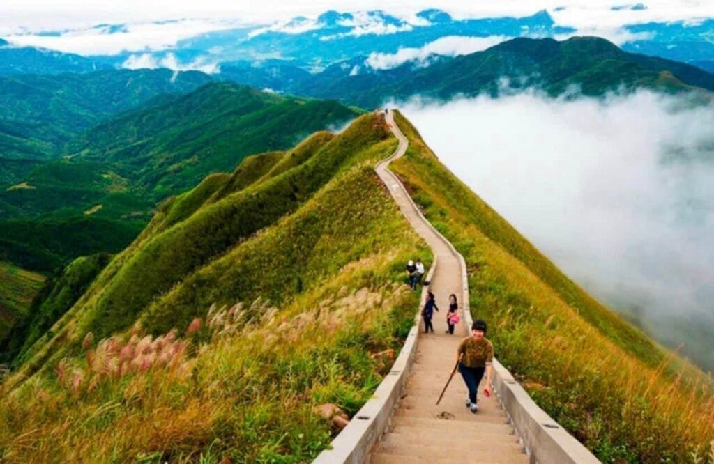 Điểm check-in lý tưởng với tầm nhìn bao quát cả vùng biên giới