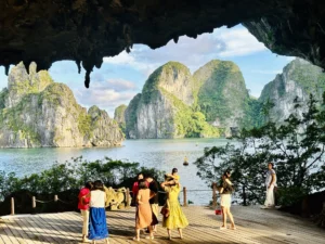 Du khách đắm say trước vẻ đẹp tại hang Trống
