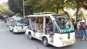 Xe điện đưa đón khách tại chùa Hương